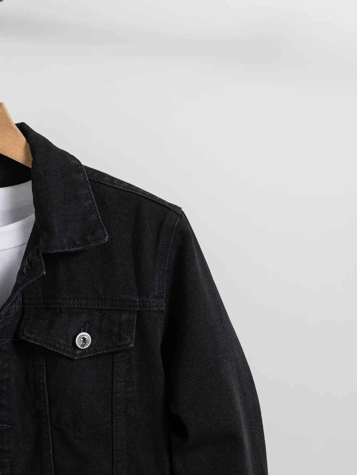 Men's denim jacket for spring and autumn. Black regular lapel denim coat. Simple and versatile. For daily casual wear.