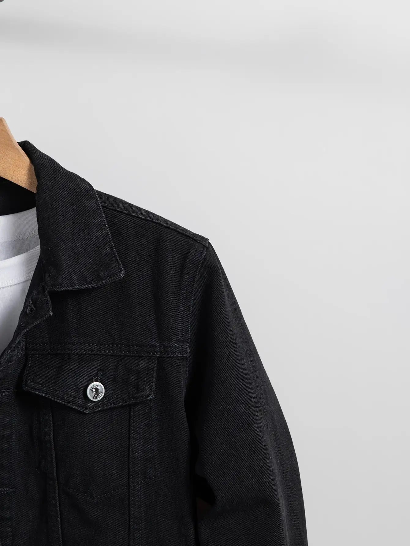 Men's denim jacket for spring and autumn. Black regular lapel denim coat. Simple and versatile. For daily casual wear.