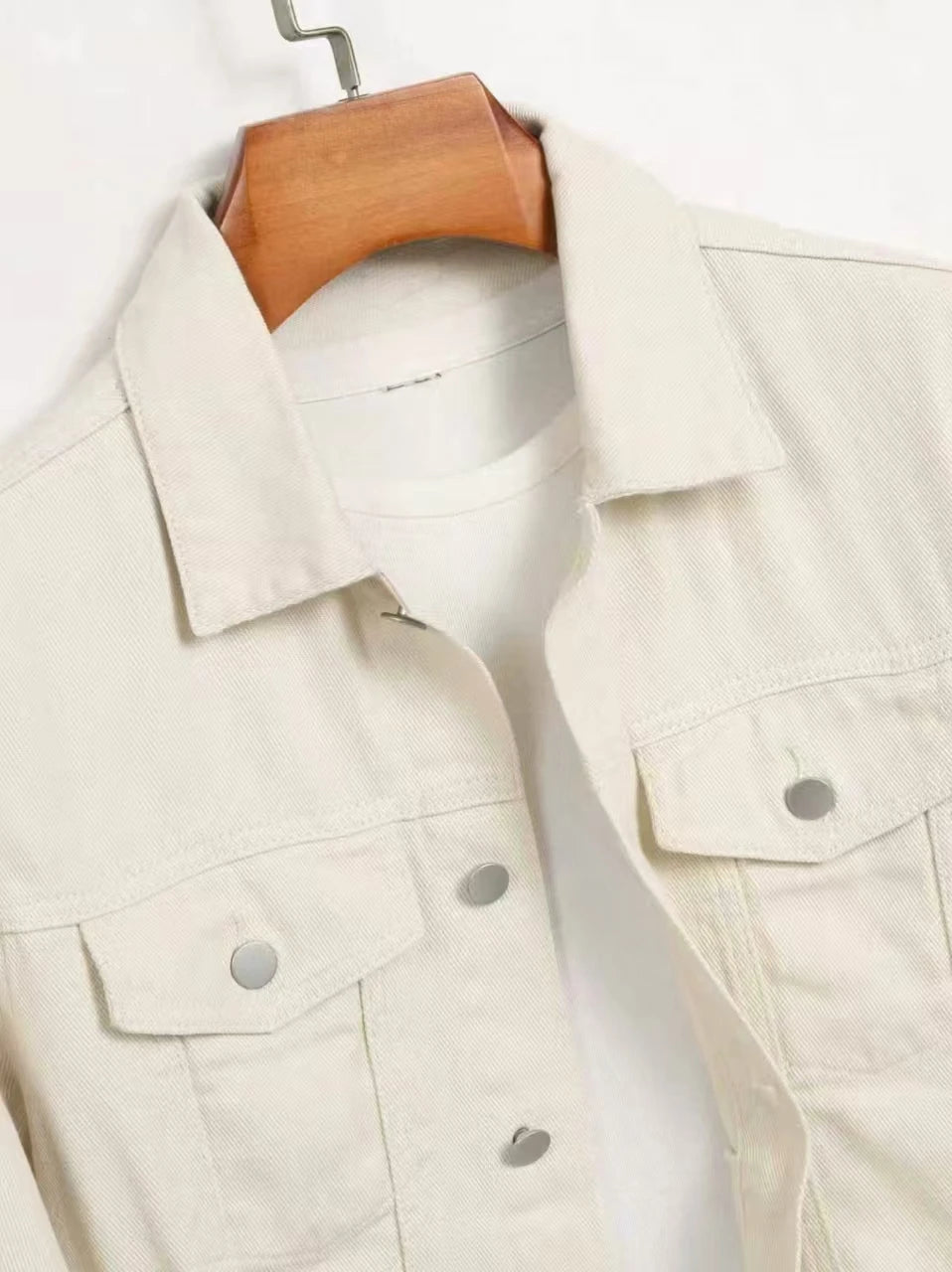 Solid color denim casual off-white jacket, bright and refreshing, fully packed with a youthful vibe, suitable for spring and aut