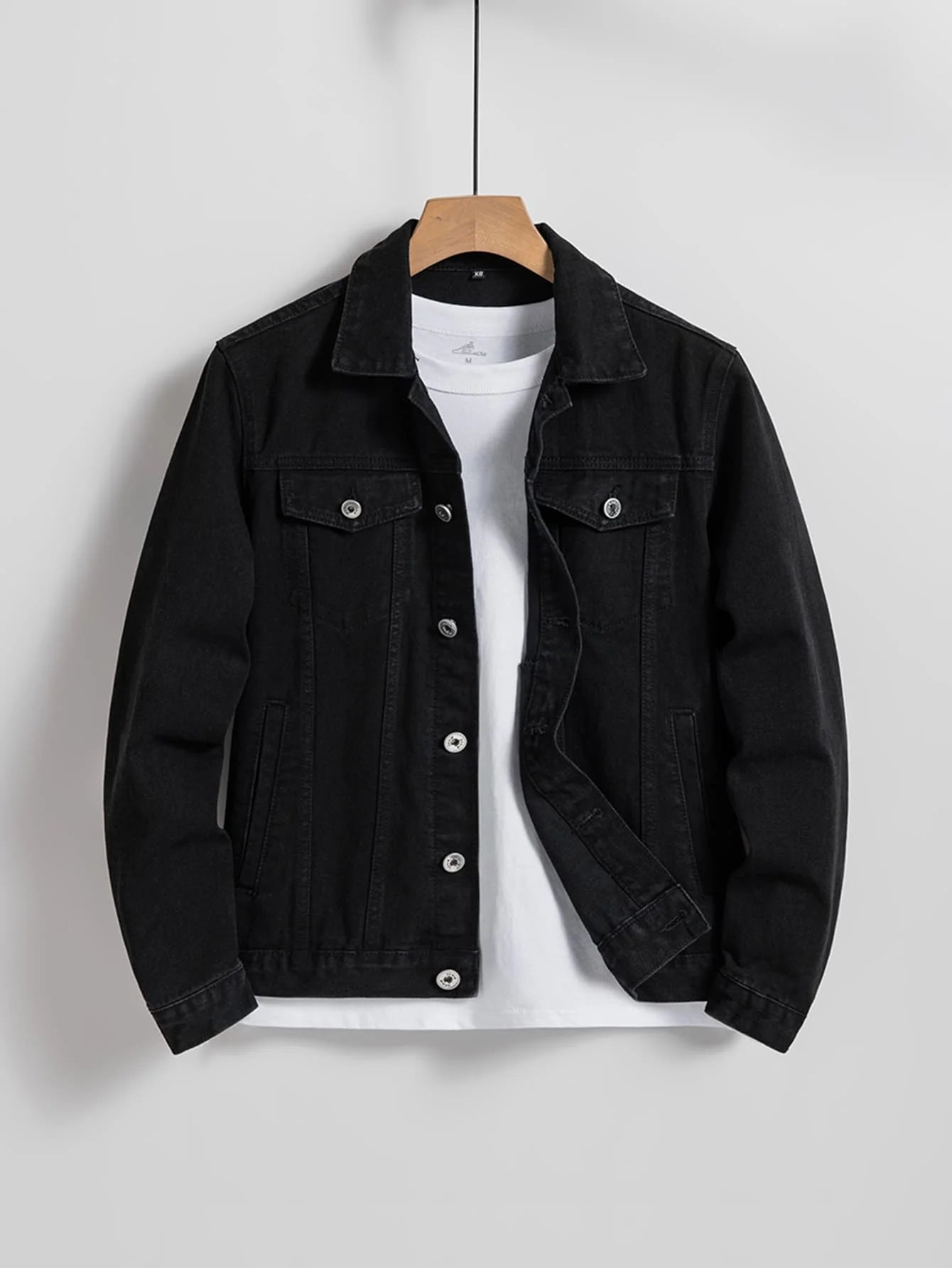 Men's denim jacket for spring and autumn. Black regular lapel denim coat. Simple and versatile. For daily casual wear.