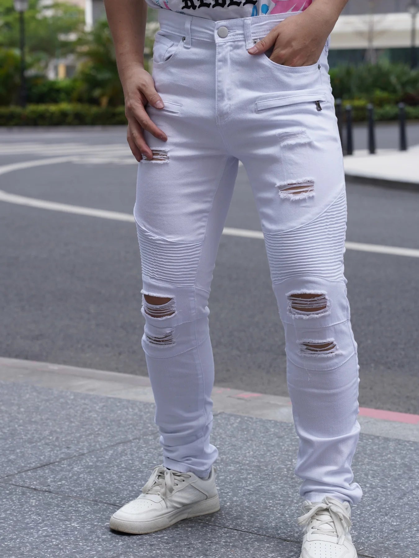 Fashionable Distressed Men's Jeans White Color Versatile and Easy to Match