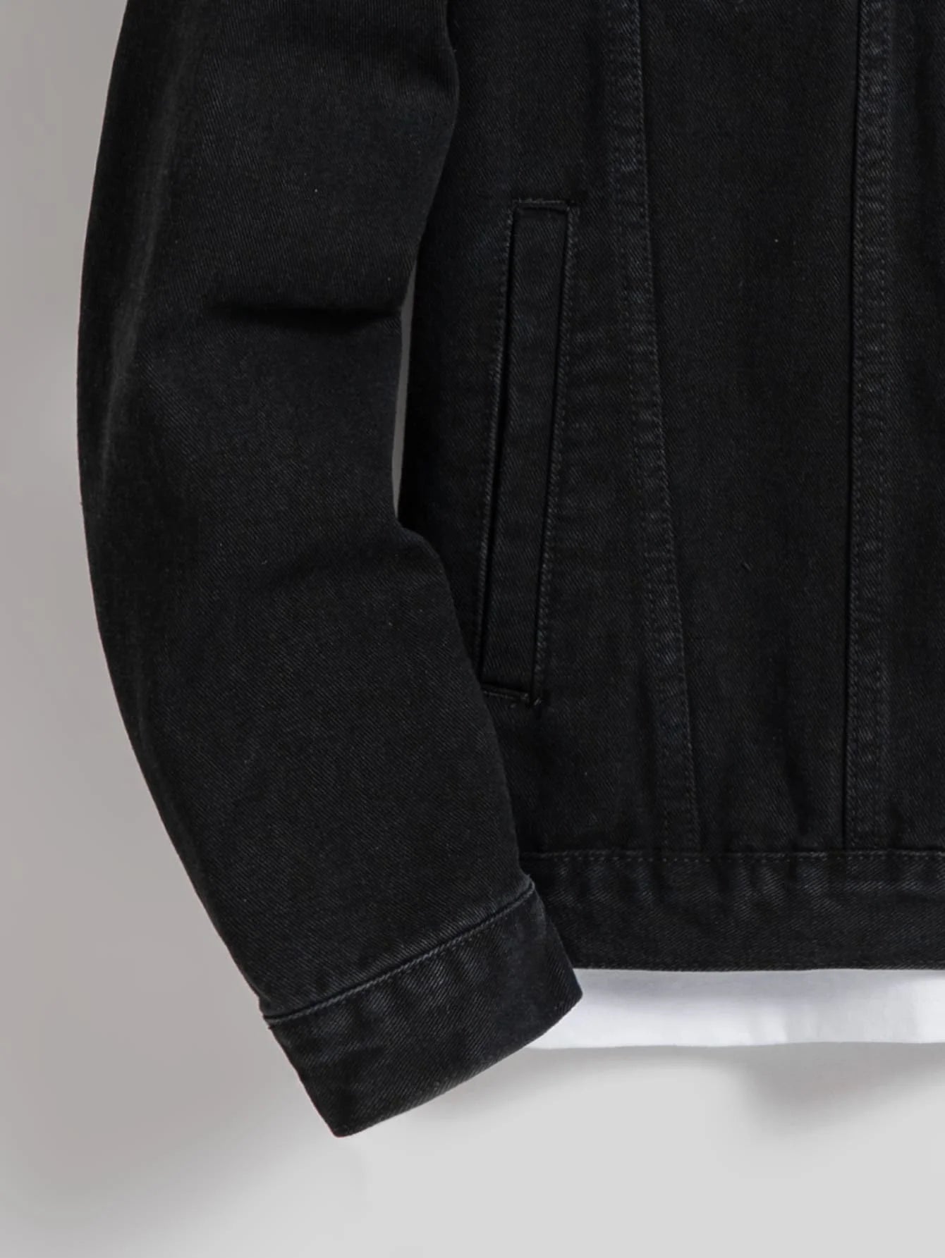 Men's denim jacket for spring and autumn. Black regular lapel denim coat. Simple and versatile. For daily casual wear.