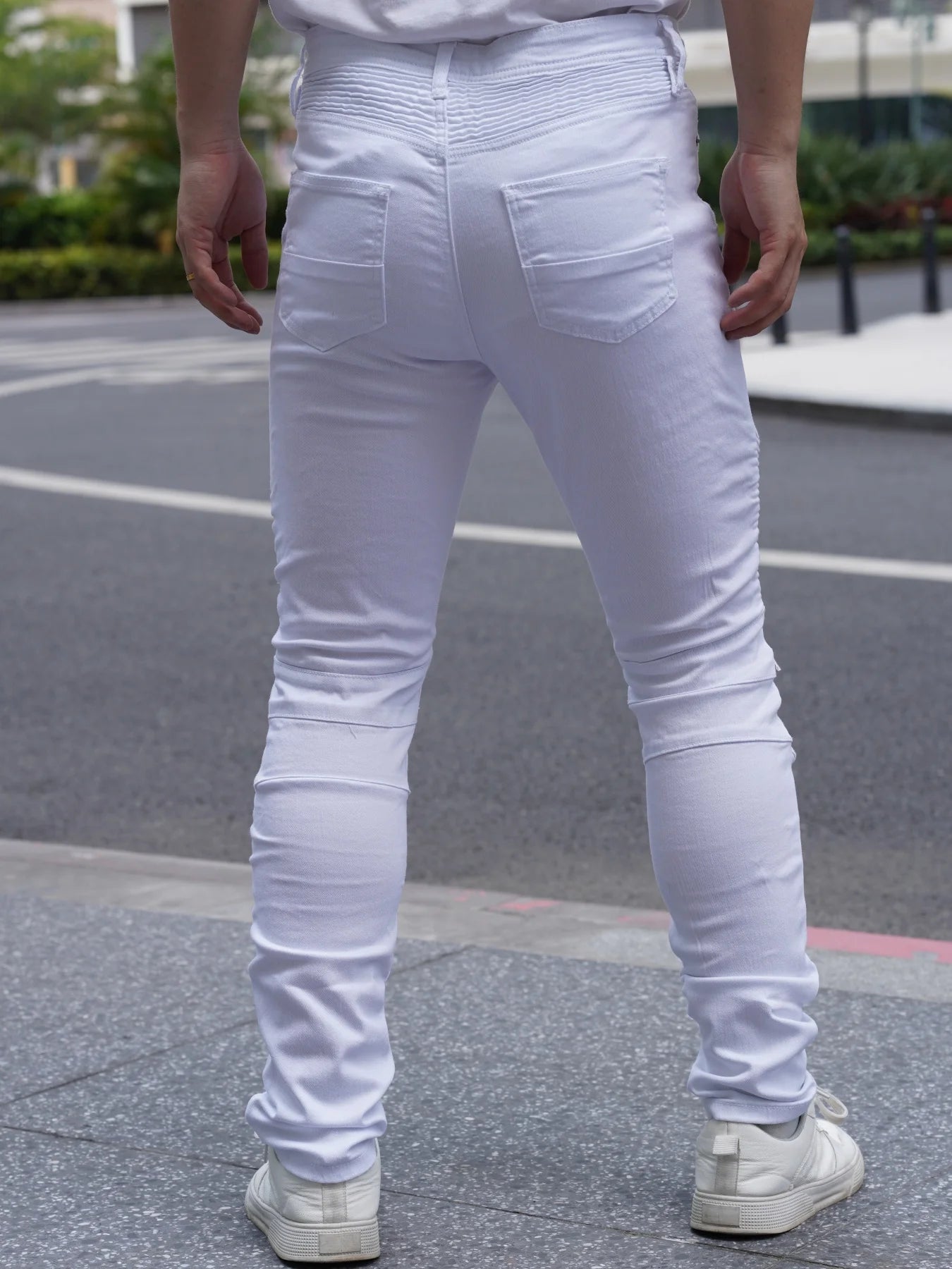 Fashionable Distressed Men's Jeans White Color Versatile and Easy to Match