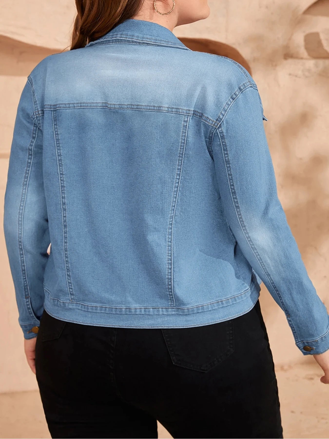 Plus-size women's short denim jacket, with a washed button design, casual and loose fit.