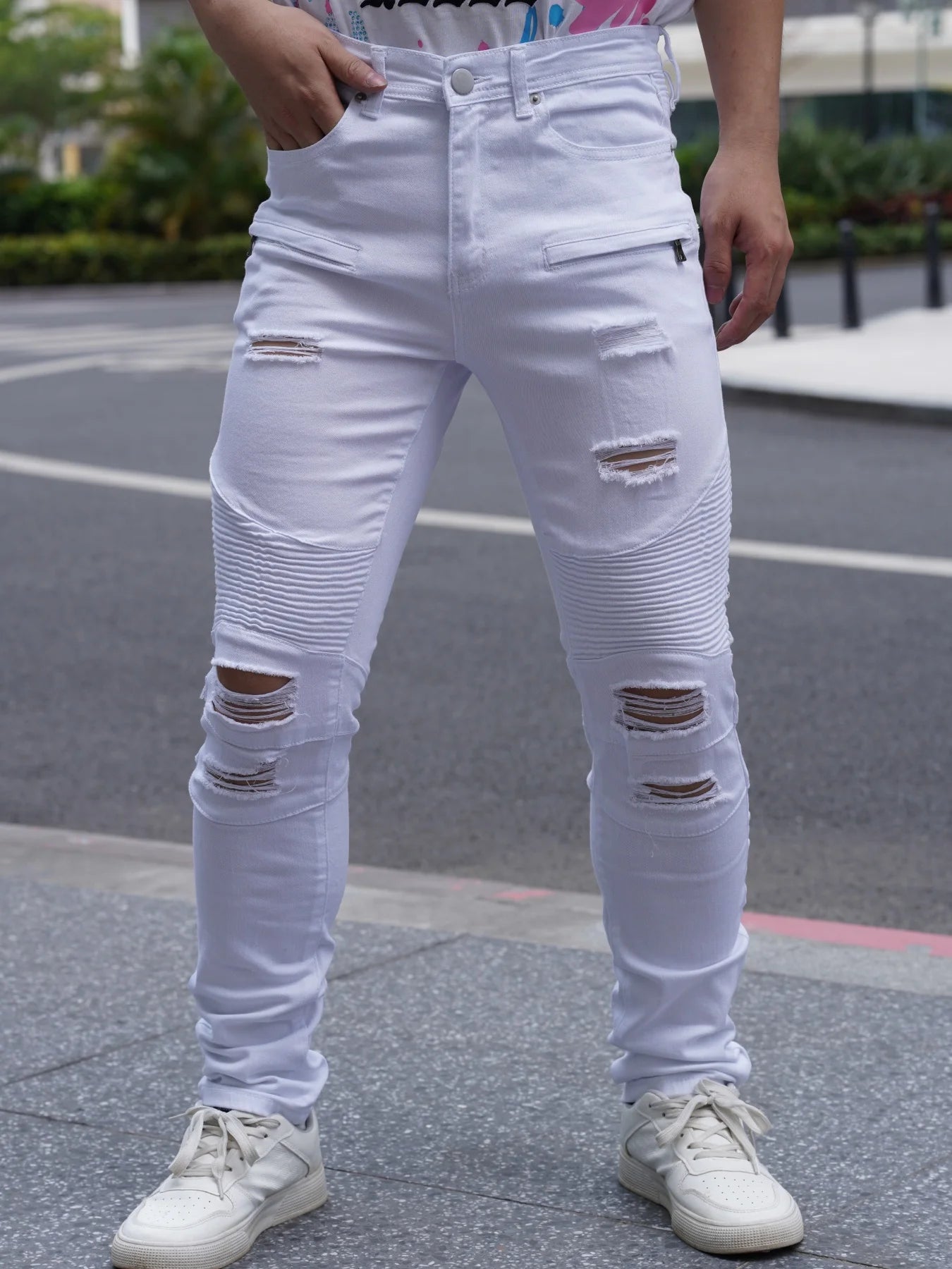 Fashionable Distressed Men's Jeans White Color Versatile and Easy to Match