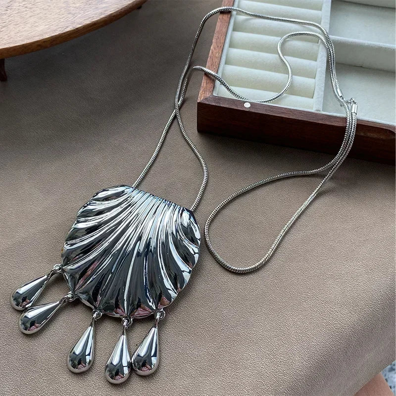 Vintage Exaggerated Metal Large Shell Shape Tassel Water Drop Pendant Necklaces for Women Party Heavy Jewelry Fashion Accessory