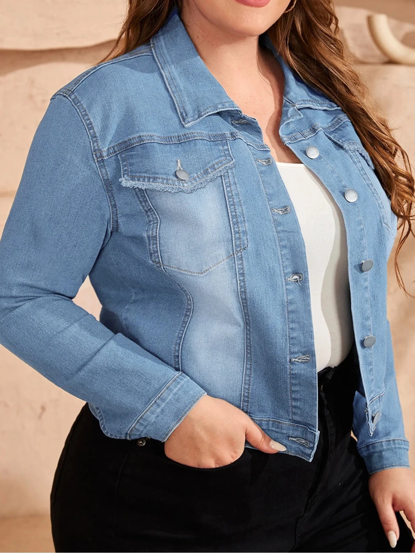 Plus-size women's short denim jacket, with a washed button design, casual and loose fit.