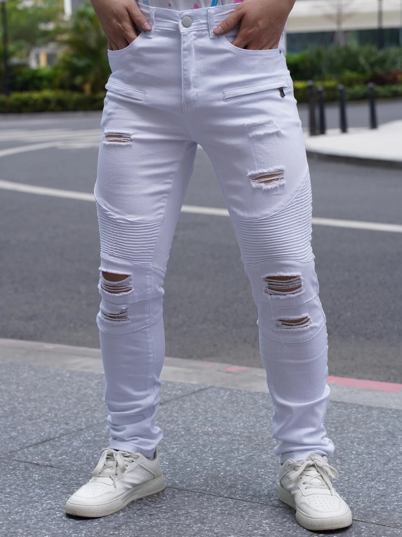Fashionable Distressed Men's Jeans White Color Versatile and Easy to Match